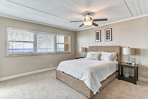 Oceanfront Condo with Oceanside Pool and Private Fishing Pier Access b