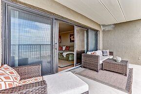 Oceanfront Condo with Oceanside Pool and Private Fishing Pier Access b
