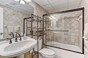 Oceanfront Condo with Oceanside Pool and Private Fishing Pier Access b