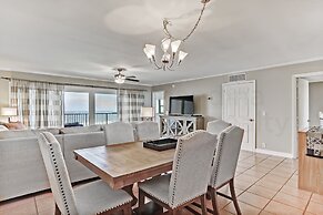 Oceanfront Condo with Oceanside Pool and Private Fishing Pier Access b
