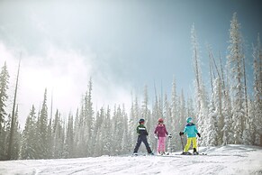 Stunning 4 Bedroom Condo Snowcloud Base Of Bachelor Gulch Condo by Red