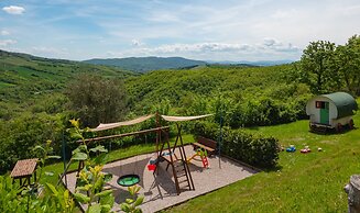 Relaxing Hillside Family Accommodation With Pool
