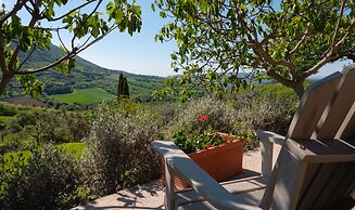 Relaxing Hillside Family Accommodation With Pool