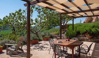 Relaxing Hillside Family Accommodation With Pool