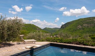 Relaxing Hillside Family Accommodation With Pool