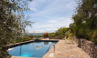 Relaxing Hillside Family Accommodation With Pool
