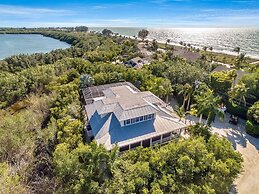 The Palm and Shell Captiva Island Private Luxury Home With Pool hot tu