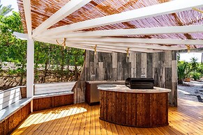 Amazing Villa With Views, Fantastic Bbq Dining Large Pool Area