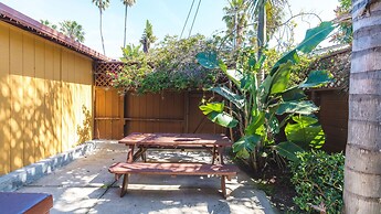 Bungalow 1 Block Walk to the Beach