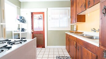 Bungalow 1 Block Walk to the Beach