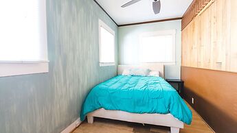 Bungalow 1 Block Walk to the Beach