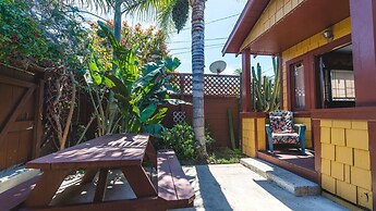 Bungalow 1 Block Walk to the Beach