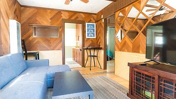 Bungalow 1 Block Walk to the Beach