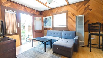 Bungalow 1 Block Walk to the Beach