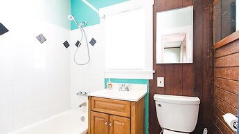 Bungalow 1 Block Walk to the Beach