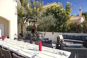 Outstanding Villa Very Well Located Near The Beach