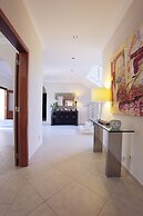 Outstanding Villa Very Well Located Near The Beach