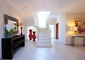 Outstanding Villa Very Well Located Near The Beach