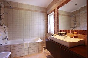 Outstanding Villa Very Well Located Near The Beach