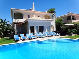 Outstanding Villa Very Well Located Near The Beach