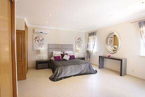 Outstanding Villa Very Well Located Near The Beach