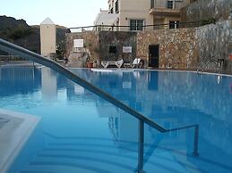 Spacious Apartment With Jacuzzi and Pool Access