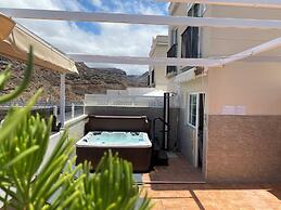 Spacious Apartment With Jacuzzi and Pool Access