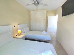 Spacious Apartment With Jacuzzi and Pool Access