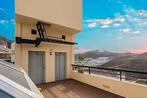 Spacious Apartment With Jacuzzi and Pool Access