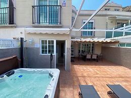 Spacious Apartment With Jacuzzi and Pool Access