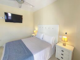 Spacious Apartment With Jacuzzi and Pool Access