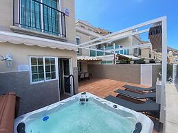 Spacious Apartment With Jacuzzi and Pool Access