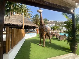 Spacious Apartment With Jacuzzi and Pool Access