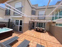 Spacious Apartment With Jacuzzi and Pool Access