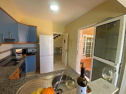 Spacious Apartment With Jacuzzi and Pool Access