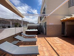 Spacious Apartment With Jacuzzi and Pool Access