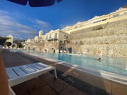 Spacious Apartment With Jacuzzi and Pool Access