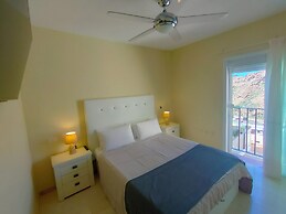 Spacious Apartment With Jacuzzi and Pool Access