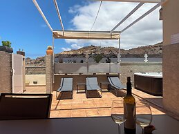 Spacious Apartment With Jacuzzi and Pool Access