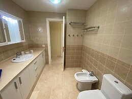 Spacious Apartment With Jacuzzi and Pool Access