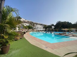 Spacious Apartment With Jacuzzi and Pool Access