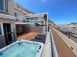 Spacious Apartment With Jacuzzi and Pool Access