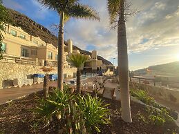 Spacious Apartment With Jacuzzi and Pool Access