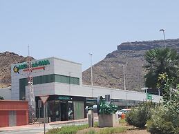 Spacious Apartment With Jacuzzi and Pool Access