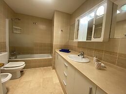 Spacious Apartment With Jacuzzi and Pool Access