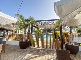 Spacious Apartment With Jacuzzi and Pool Access