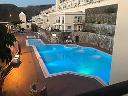 Spacious Apartment With Jacuzzi and Pool Access