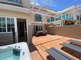 Spacious Apartment With Jacuzzi and Pool Access