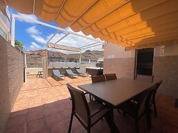 Spacious Apartment With Jacuzzi and Pool Access