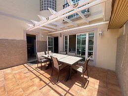 Spacious Apartment With Jacuzzi and Pool Access